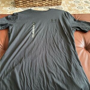 Men’s medium Under Armour dark grey headgear tshirt